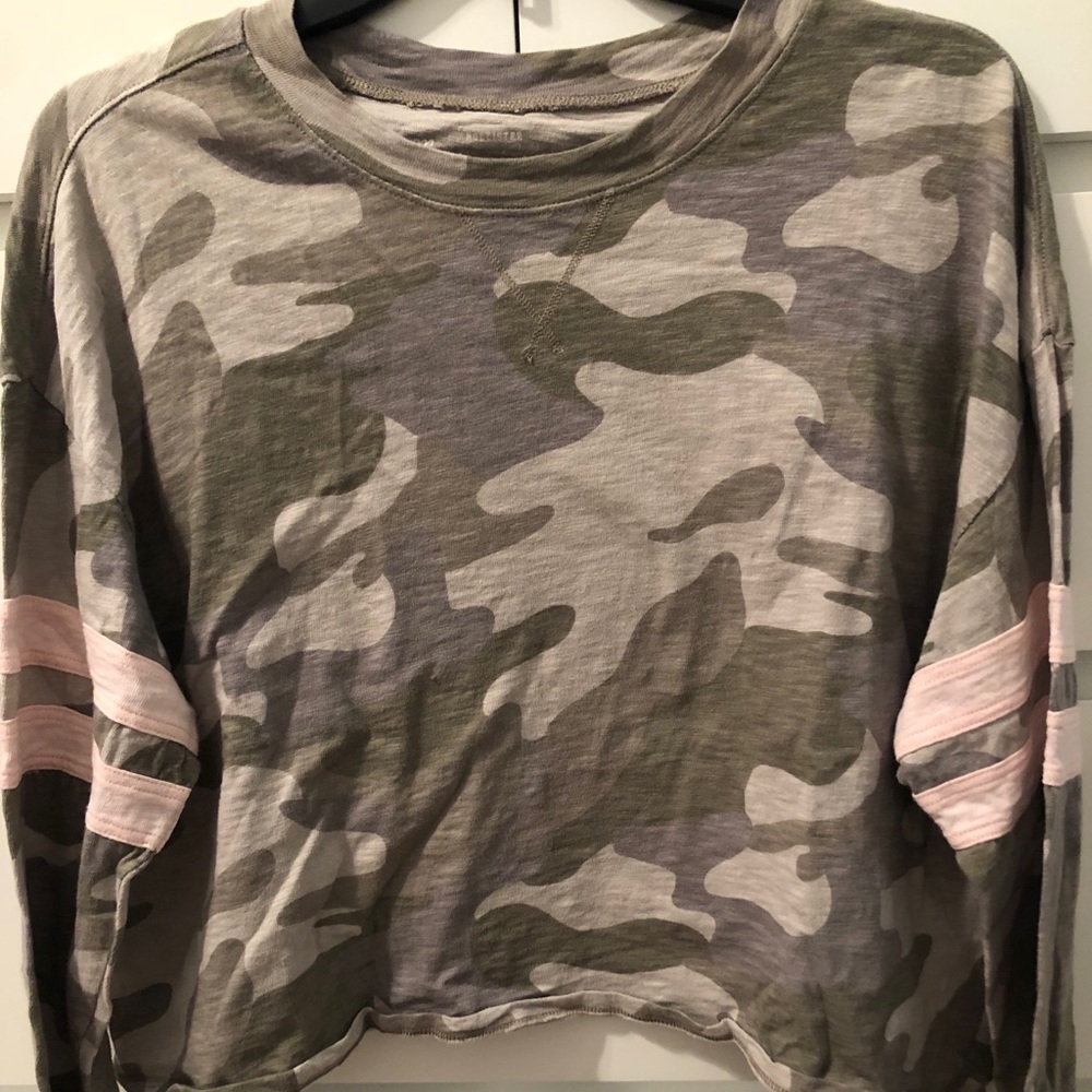 Hollister cropped camo shirt with stripped sleeve
